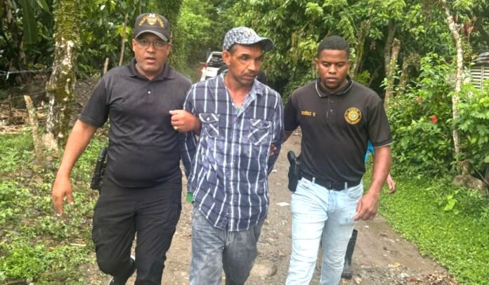 Nicolás Antonio Acosta Rodriguez de 43 años de edad fue apresado cuando intento ir a su casa a buscar alimentos y ropa tras haber huido luego de asesinar a una anciana de 87 años de edad.