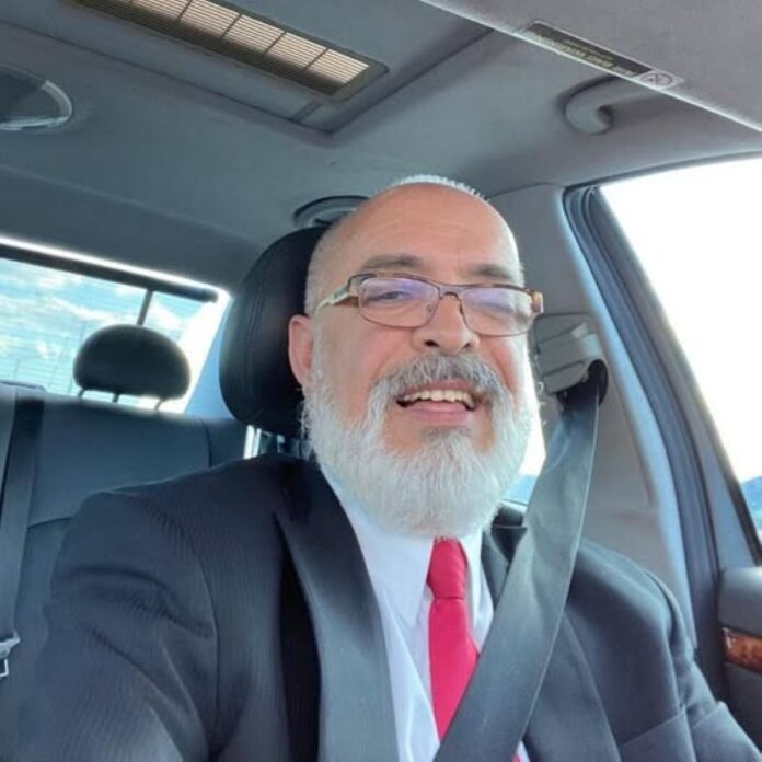 Su arresto se produjo por  vociferar improperios en plena audiencia contra el juez Mejía. Dicho juez también dispuso una multa contra el abogado Percival Peña por delito de estrado.