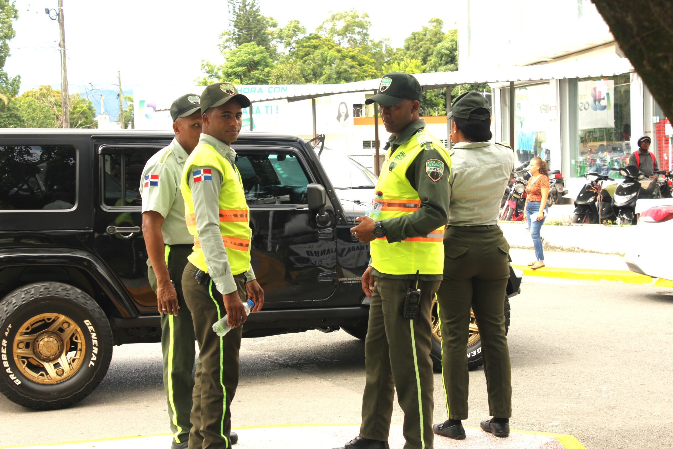 Agente de la DIGESETT dirigiendo el tránsito