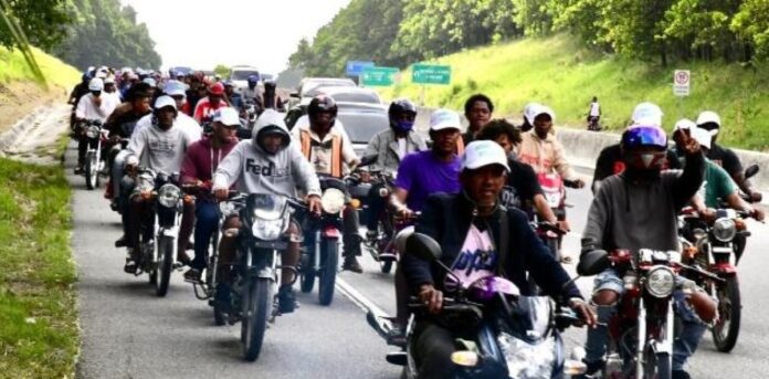 Protesta de motoristas en Santiago desafía autoridad y normas
