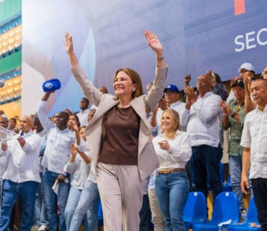 Apoyo a Carolina: Dirigentes del PRM llegan al acto de Carolina Mejía en el Coliseo Teo Cruz